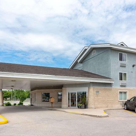 Super 8 by Wyndham Winnipeg West Eksteriør bilde