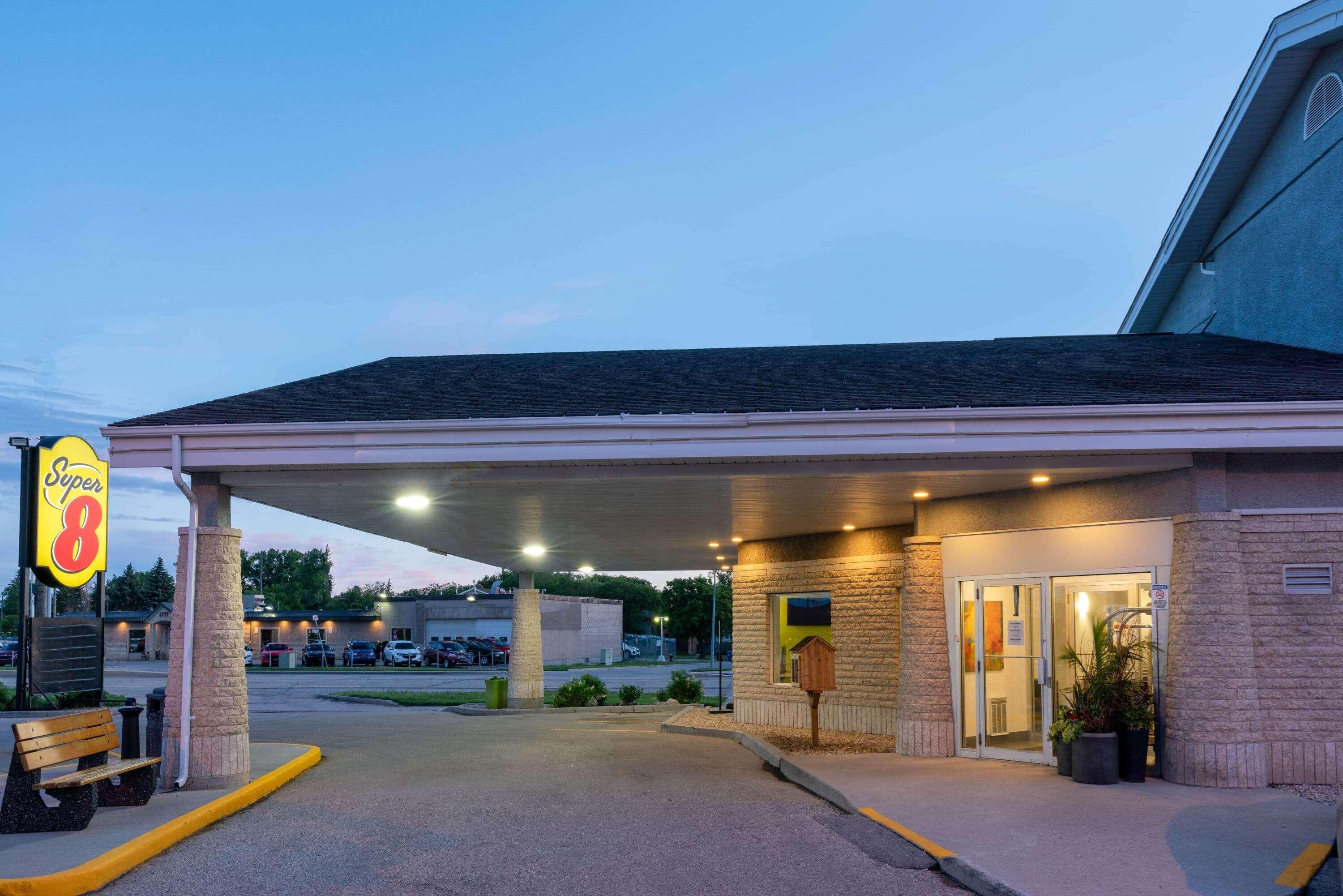 Super 8 by Wyndham Winnipeg West Eksteriør bilde