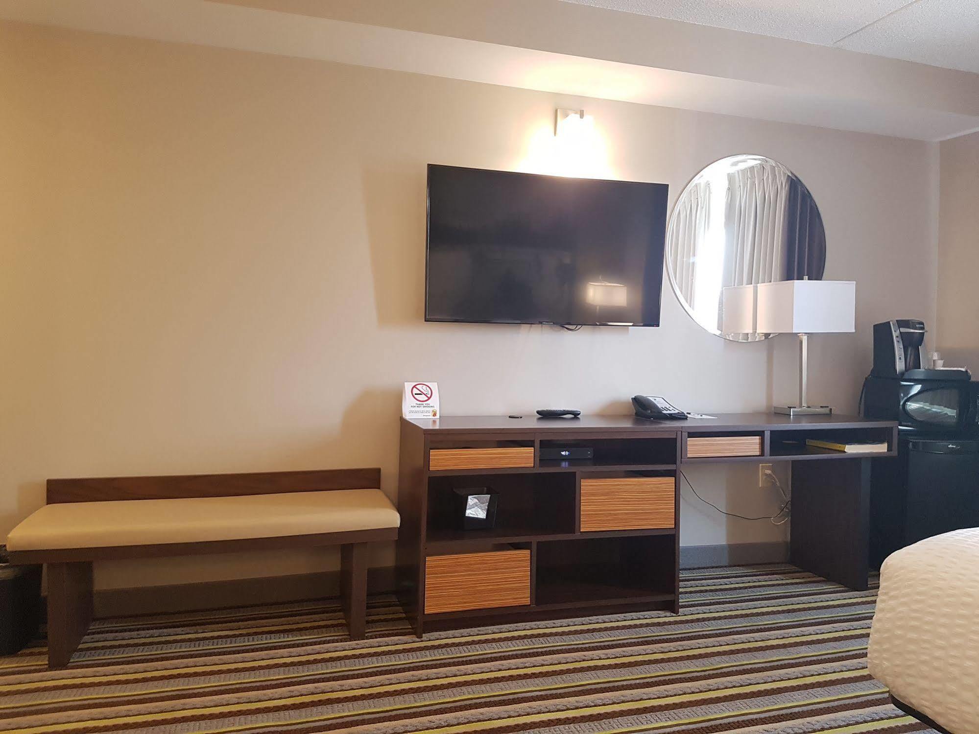 Super 8 by Wyndham Winnipeg West Eksteriør bilde